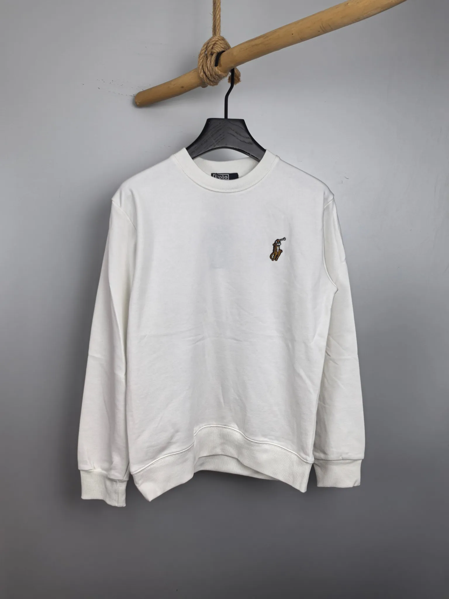 P340 POLO Ralph Lauren 2025 Autumn and Winter New Design Sweatshirt Official website synchronized! This T-shirt combines minimalist design with exquisite details. The oversize trim is reminiscent of Tyrolean dress details, summoning modern new ideas, creating a different conceptual pattern, and injecting rich connotation into the traditional cotton T-shirt. The LOGO on the front graphic webbing is unique and makes the brand more distinguished. It highlights the style of a big brand, sets off the minimalist design style, and reveals the elegance at a glance! As a brand that pursues design and tailoring techniques, the materials used will never disappoint! The body of this shirt is made of Solona cotton blended 400g fabric, which is noble and exquisite. The cotton surface is full, soft and skin-friendly. In short, such a classic style is a must-have for autumn and winter! M-4XL